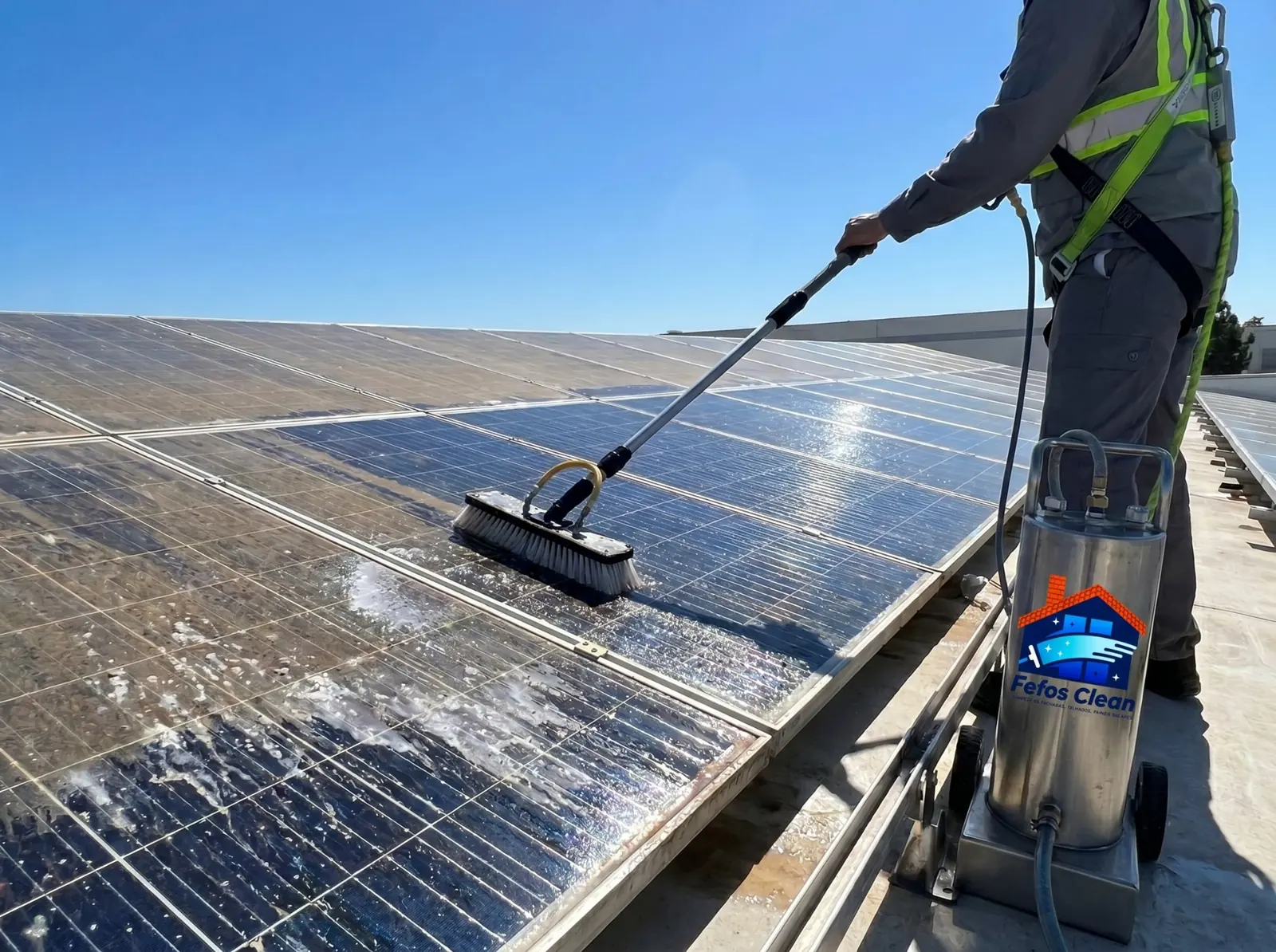 Limpeza profissional de painéis solares