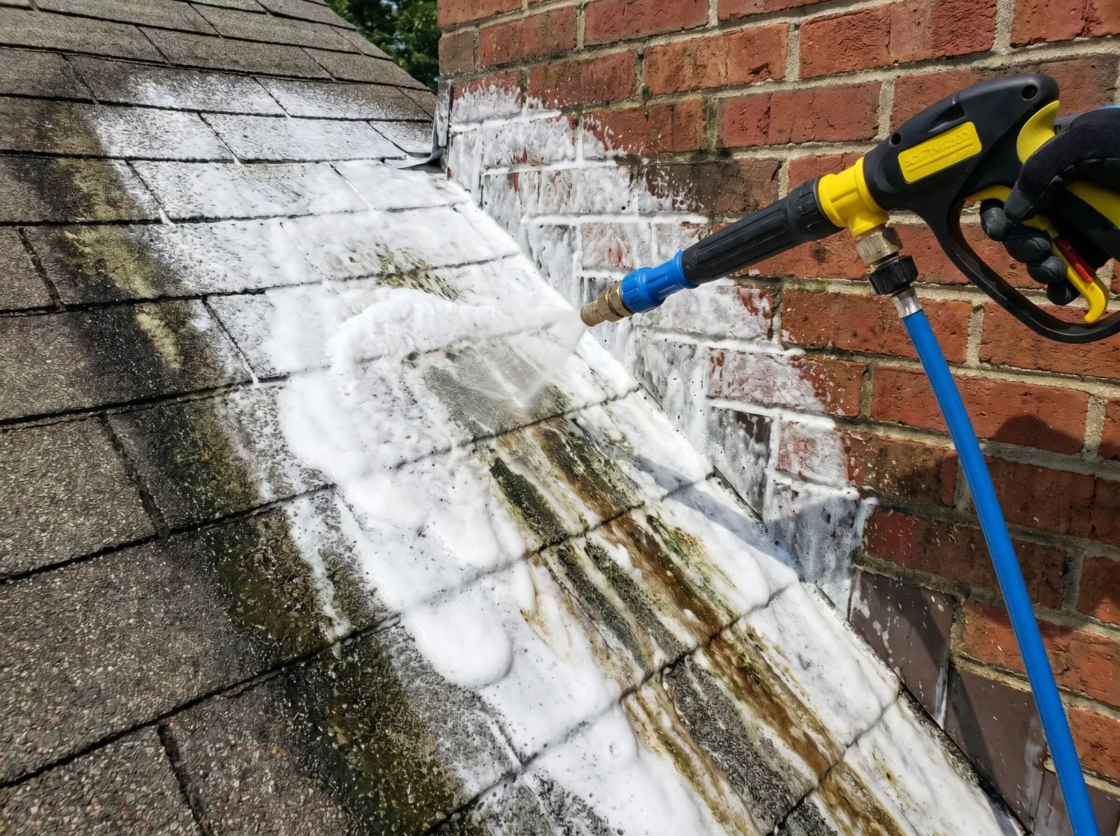 Limpeza de telhado com aplicação de espuma e técnica Softwash